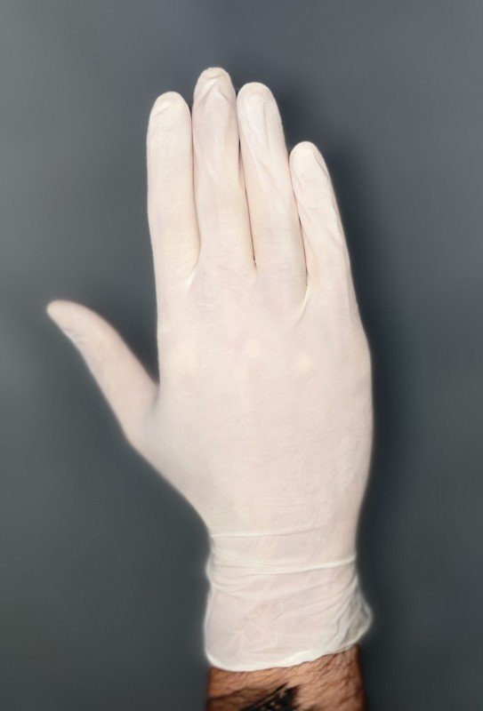 Białe rękawiczki lateksowe